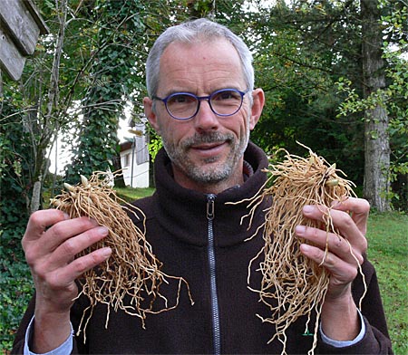 Michael Weinert and extra large rhizomes from his 'Frosch' nursery